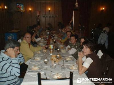 Comida en Peñafiel - amistad; grupo montaña ; guia de senderismo